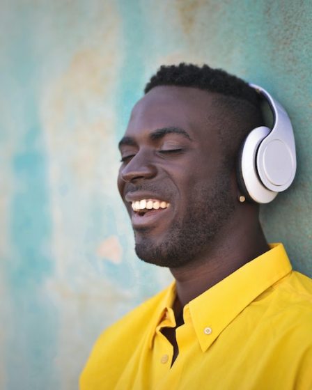 Homem com headphone sorrindo